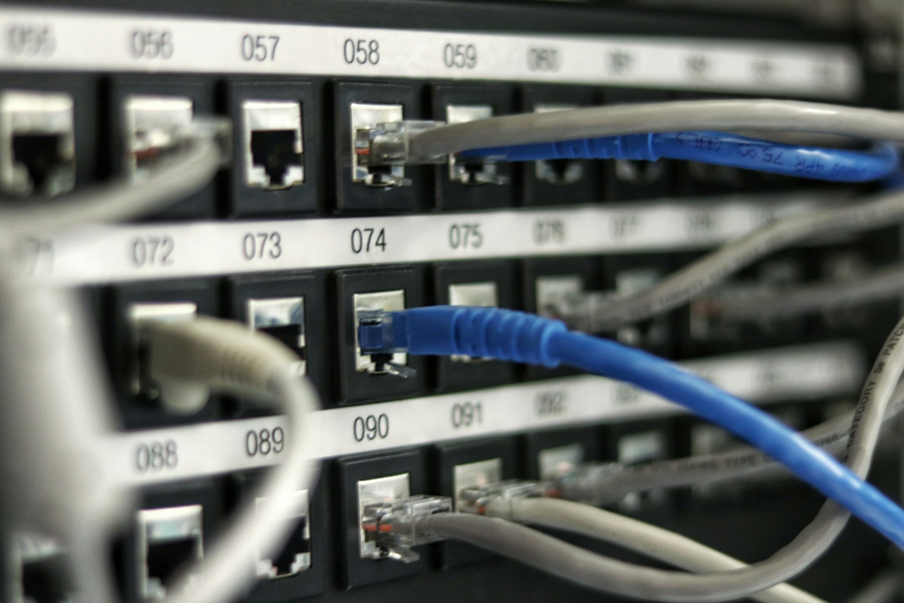 Structured network cabling in a Xanpath-managed data rack